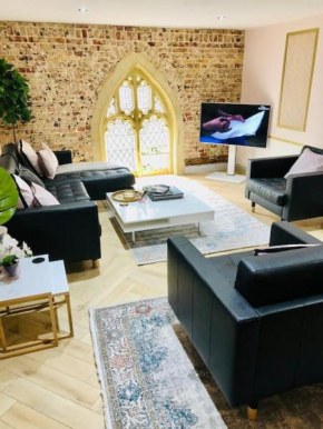 THE CHAPEL : Superb 2 bed flat in historic, central location!
